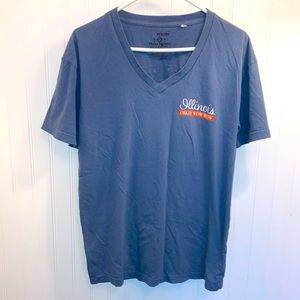 University of Illinois v neck Oskee wow wow tribal 100% cotton t shirt M